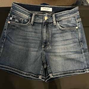 Judy Blue mid wash denim shorts size medium.